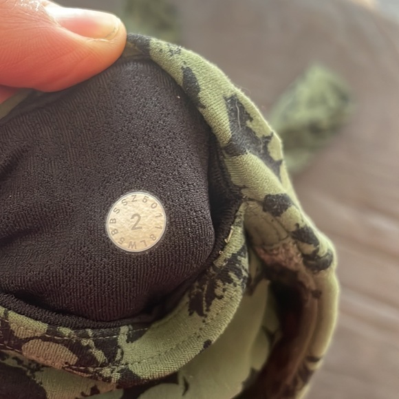 Lululemon all you do barracks green and black floral print tights size 2 - Picture 6 of 8